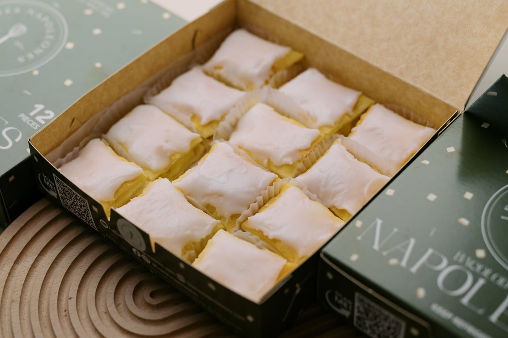 Premium green Leones Napoleones 12-piece gift box packaging